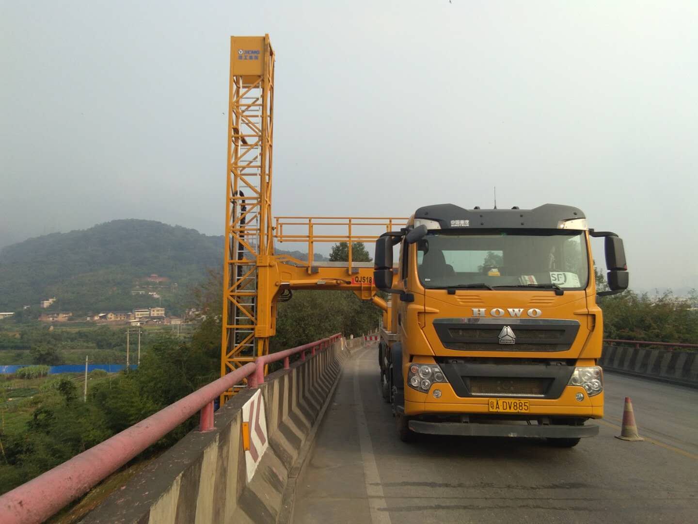 18米橋梁檢測車出租案例